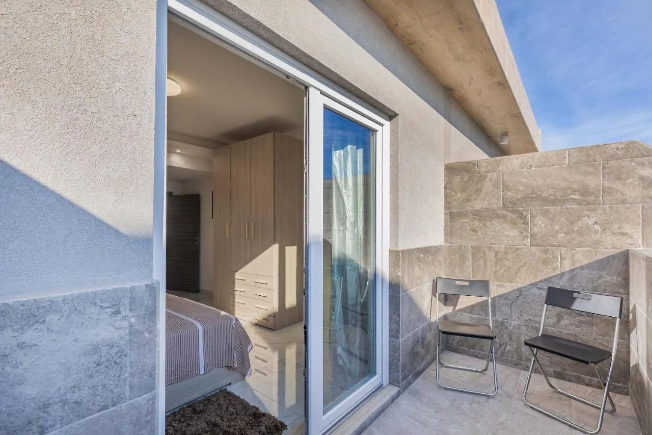 Terrace View-Stylish Two Bedrooms Fully Ac-Wifi Penthouse Msida Apartment