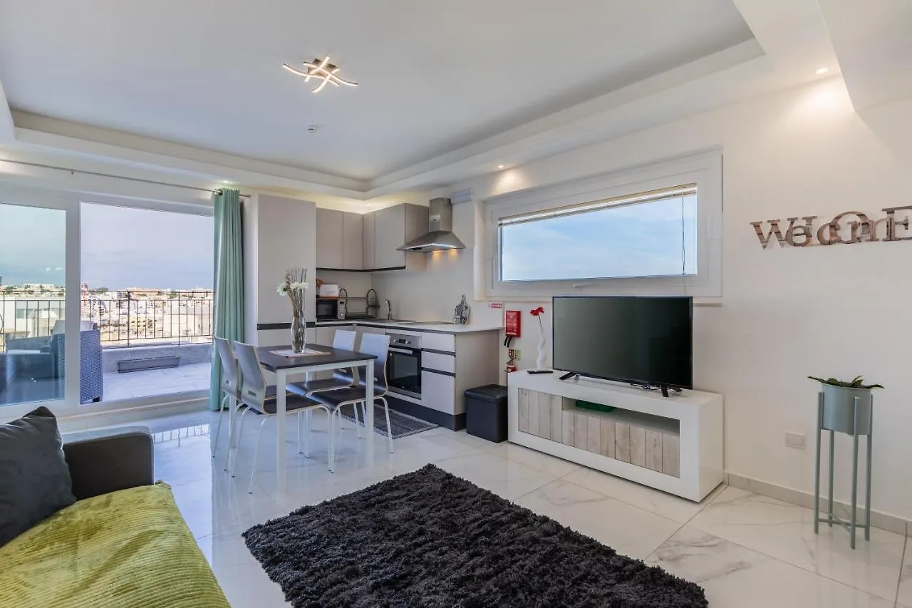 Terrace View-Stylish Two Bedrooms Fully Ac-Wifi Penthouse Msida 0*,  Malta